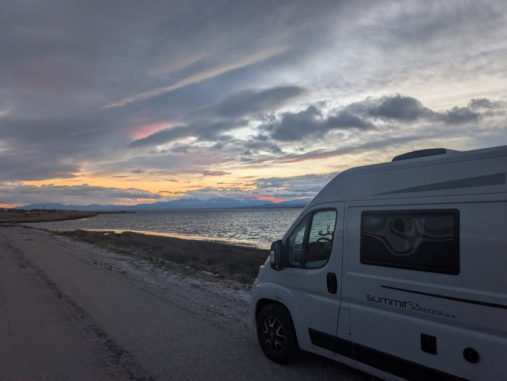 Unser Kastenwagen am Ufer des Étang de Leucate im Abendlicht, kurz vor Le Barcarès