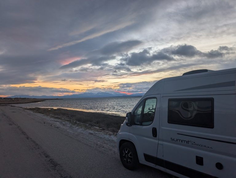 Unser Kastenwagen am Ufer des Étang de Leucate im Abendlicht, kurz vor Le Barcarès