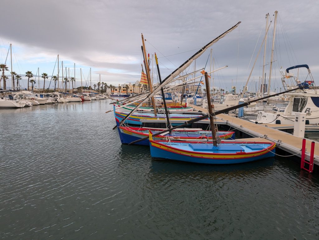 Bunte katalanische Holzboote mit Lateinersegel-Masten im Hafen von Le Barcarès