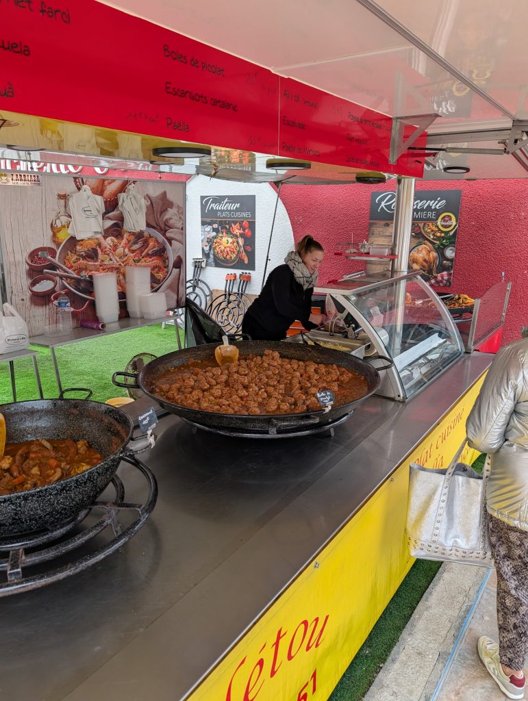 Großer Paella-Topf an einem Imbissstand auf dem Markt in Le Barcarès