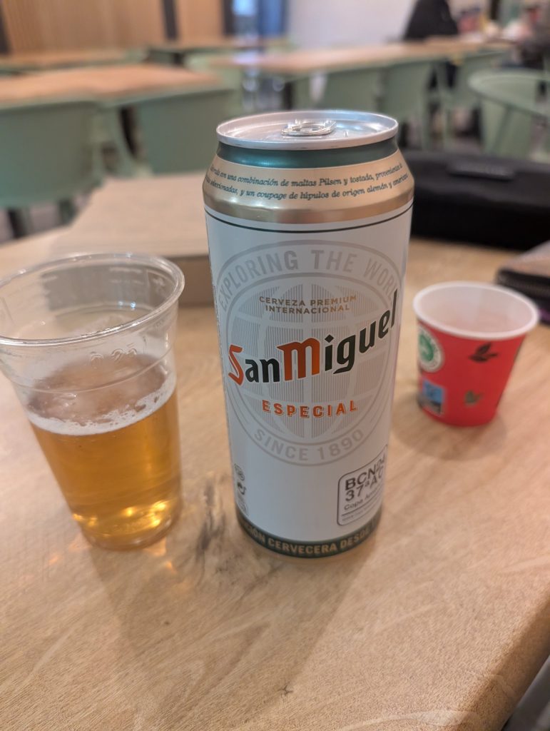 Dose San Miguel Especial mit gefülltem Becher auf einem Tisch in Le Barcarès