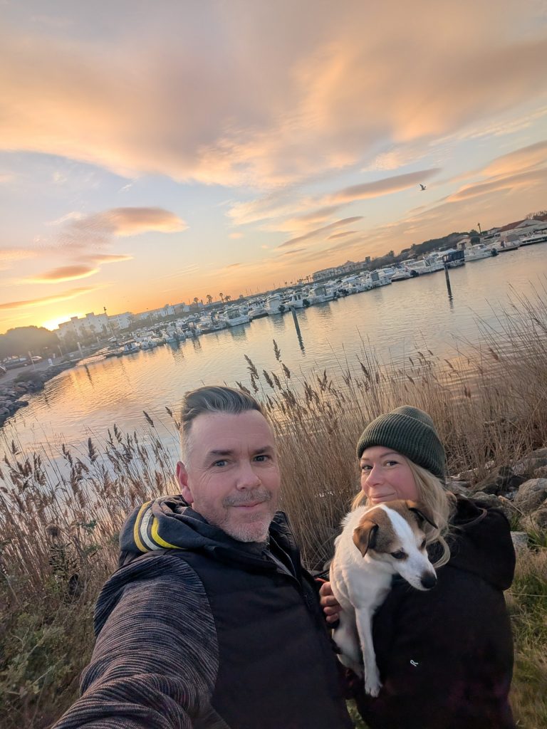 Robert und Eva mit Jack Russell Tyson bei Sonnenaufgang am Hafen von Le Barcarès