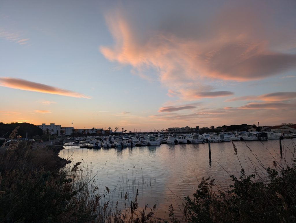 Sonnenaufgang über dem Hafenbecken von Le Barcarès mit rosa Wolken, Februar 2026