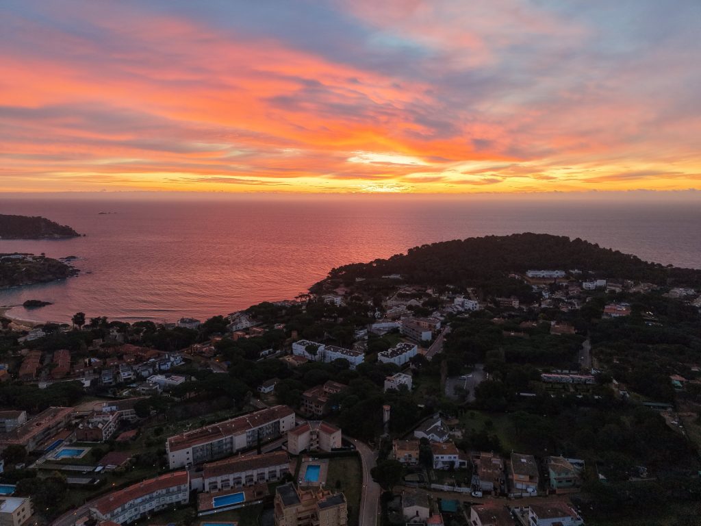 Morgenrot über der Costa Brava bei Palamós, Blick vom Stellplatz über Hügel und Meer