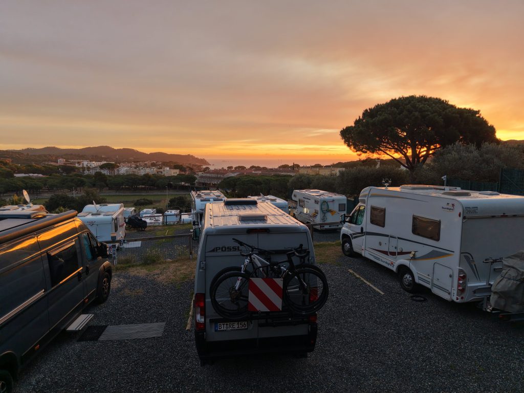 Unser Kastenwagen auf der oberen Terrasse des Stellplatzes Autocaravaning Palamós im Morgenlicht