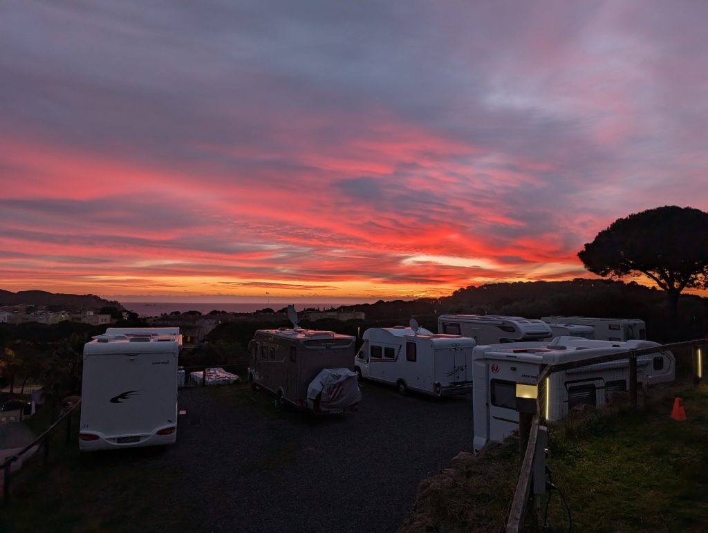 Terrassenförmig angelegte Stellflächen mit Wohnmobilen auf dem Stellplatz Autocaravaning Palamós