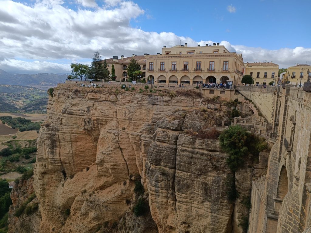 Die Altstadt von Ronda mit dem Parador direkt an der Felskante der Schlucht, Andalusien