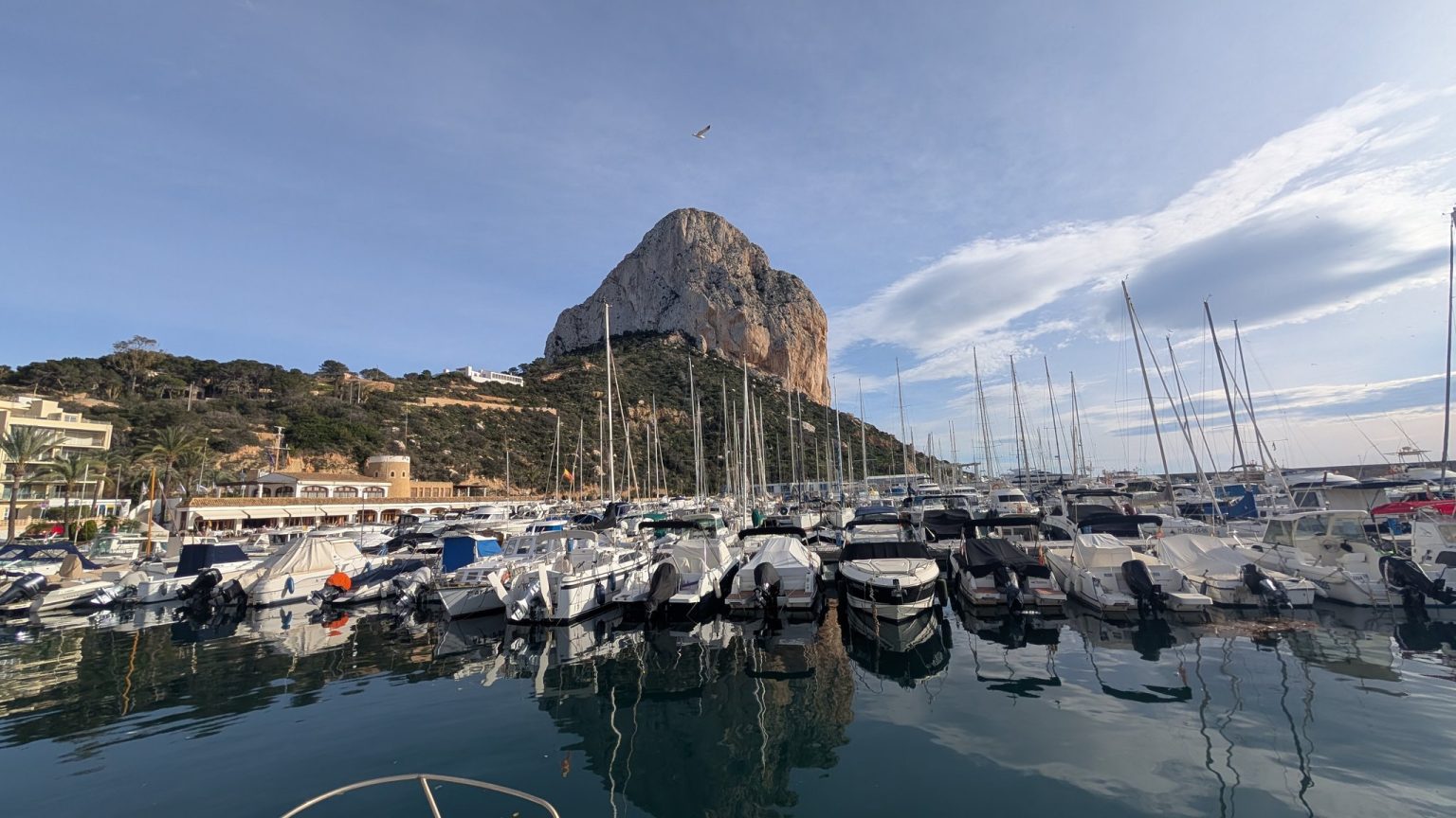 Der Felsen Peñón de Ifach über dem Hafen von Calp mit Spiegelung im Wasser, Costa Blanca