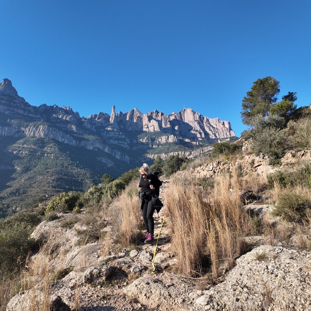 Wanderung unterhalb der Felszacken des Montserrat in Katalonien