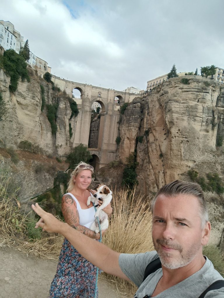 Eva mit Tyson auf dem Arm und Robert vor der Puente Nuevo in Ronda