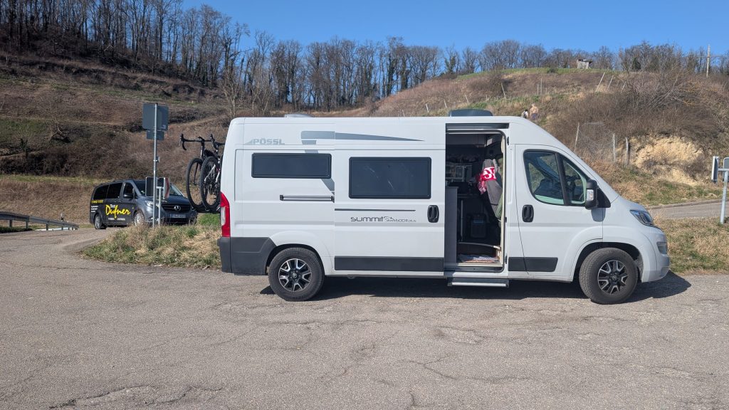 Unser Camper auf dem geteerten Parkplatz am Texaspass im Kaiserstuhl