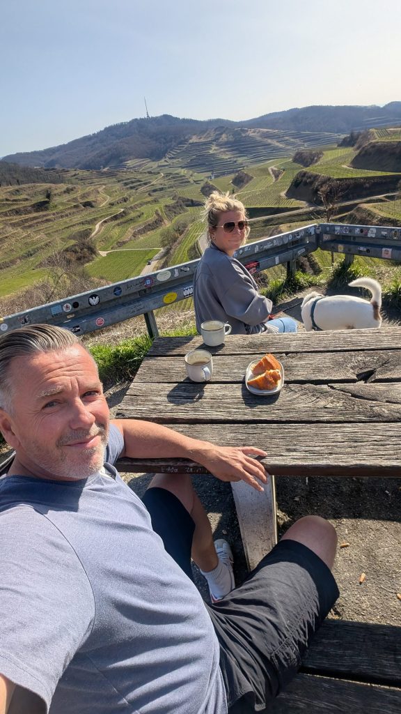 Robert und Eva machen Pause am Tisch am Aussichtspunkt Texaspass