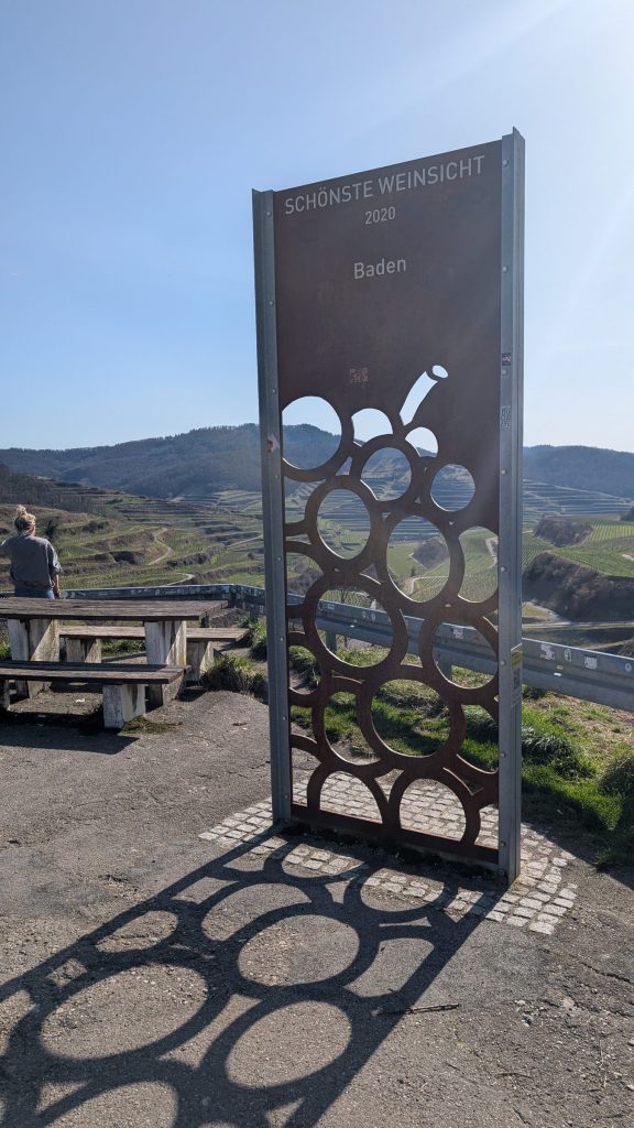 Metallrahmen in Form einer Weintraube am Aussichtspunkt Texaspass mit Schattenmuster