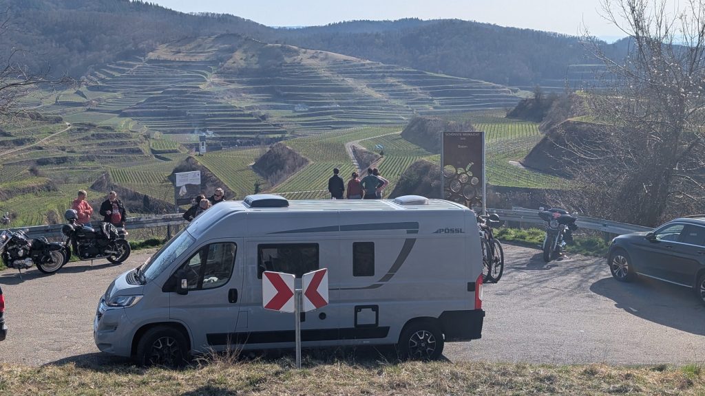 Camper am Texaspass mit Blick auf die Weinberge des Kaiserstuhls
