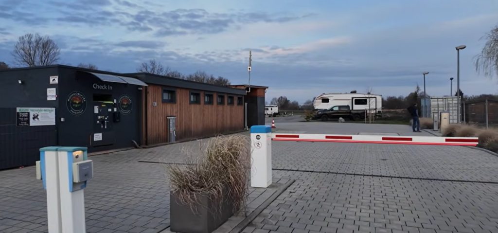 Check-in-Automat und Sanitärgebäude mit Einzelbädern im Wohnmobilpark Kenzingen, Standbild aus unserem Video