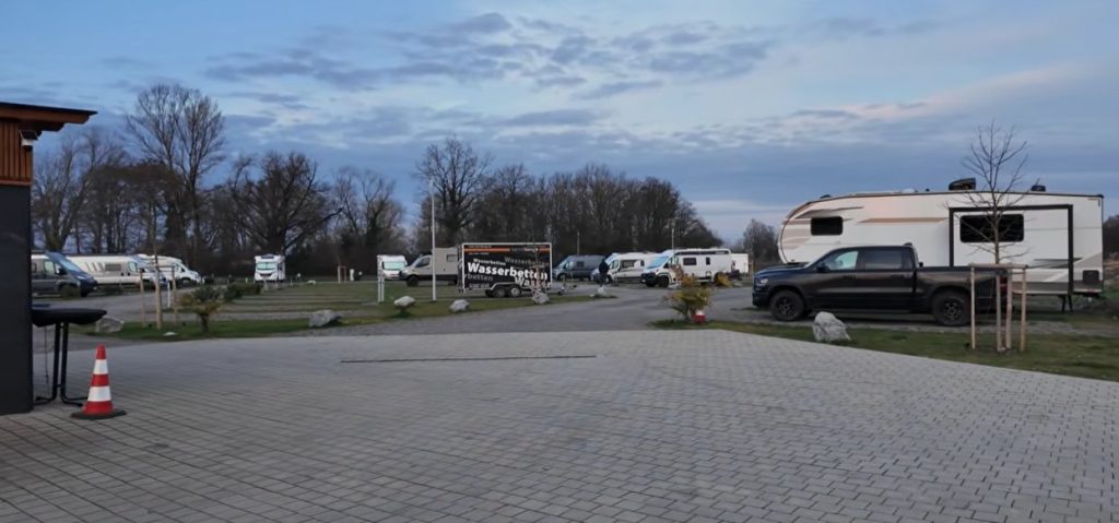 Stellplätze im Wohnmobilpark Kenzingen am Abend