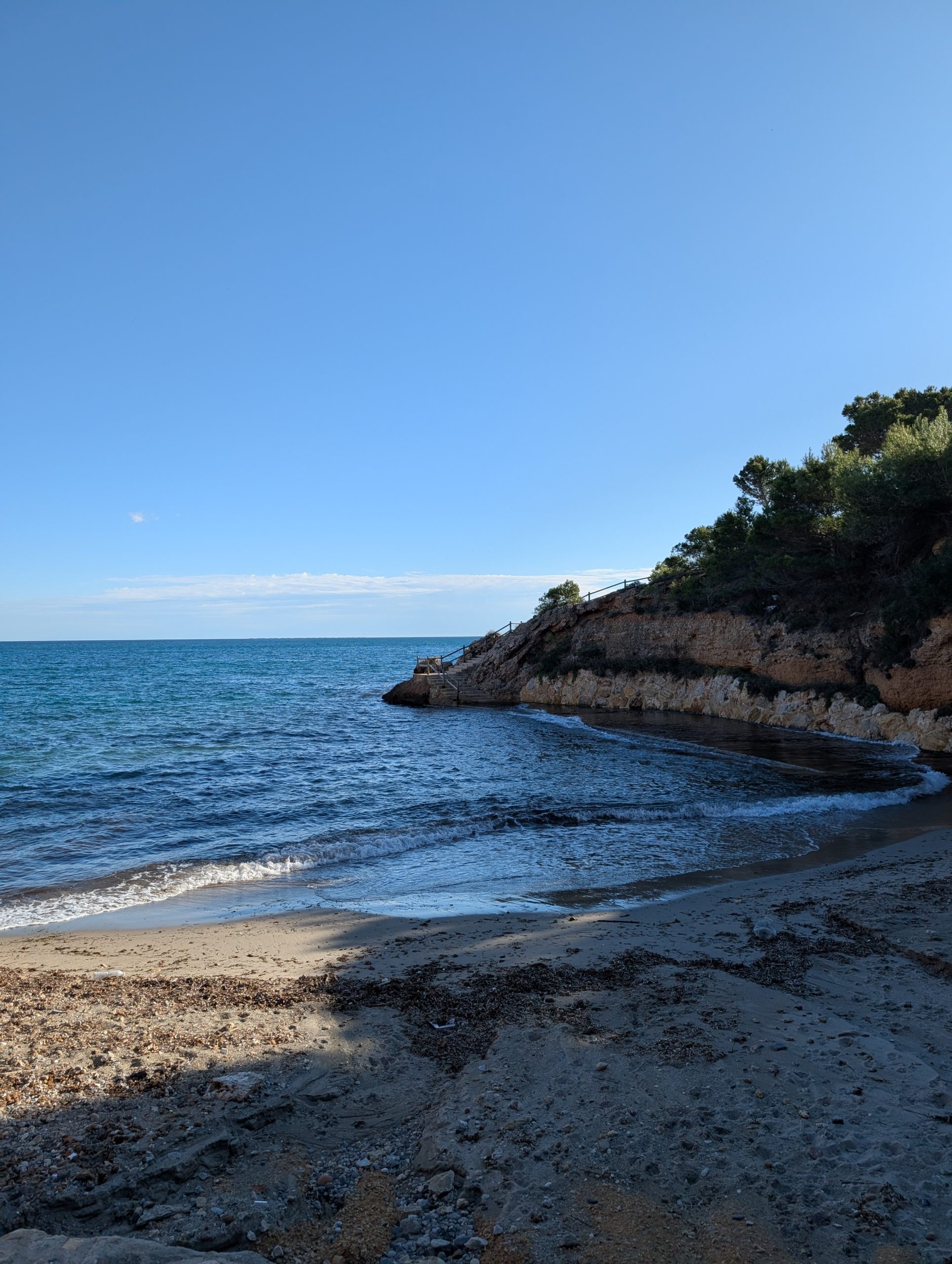 Kleine Bucht Cala Pepo mit klarem Wasser, Felsen und Pinien