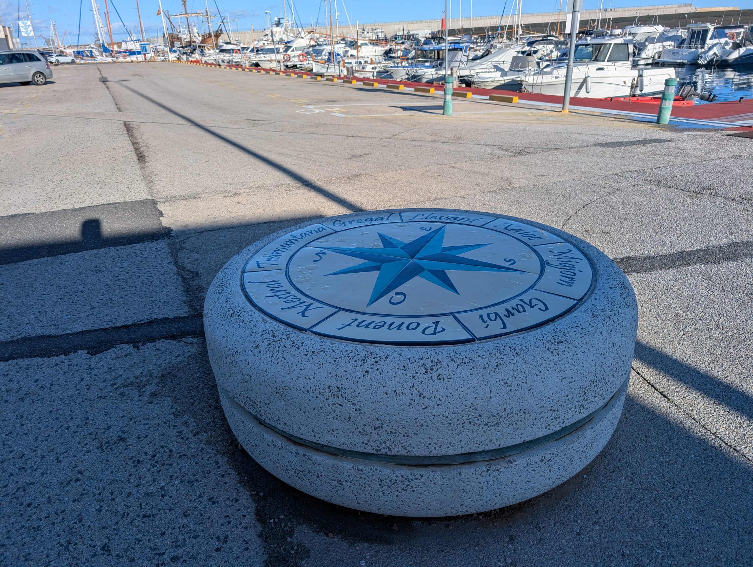 Windrose aus Stein am Hafen von L'Ametlla de Mar