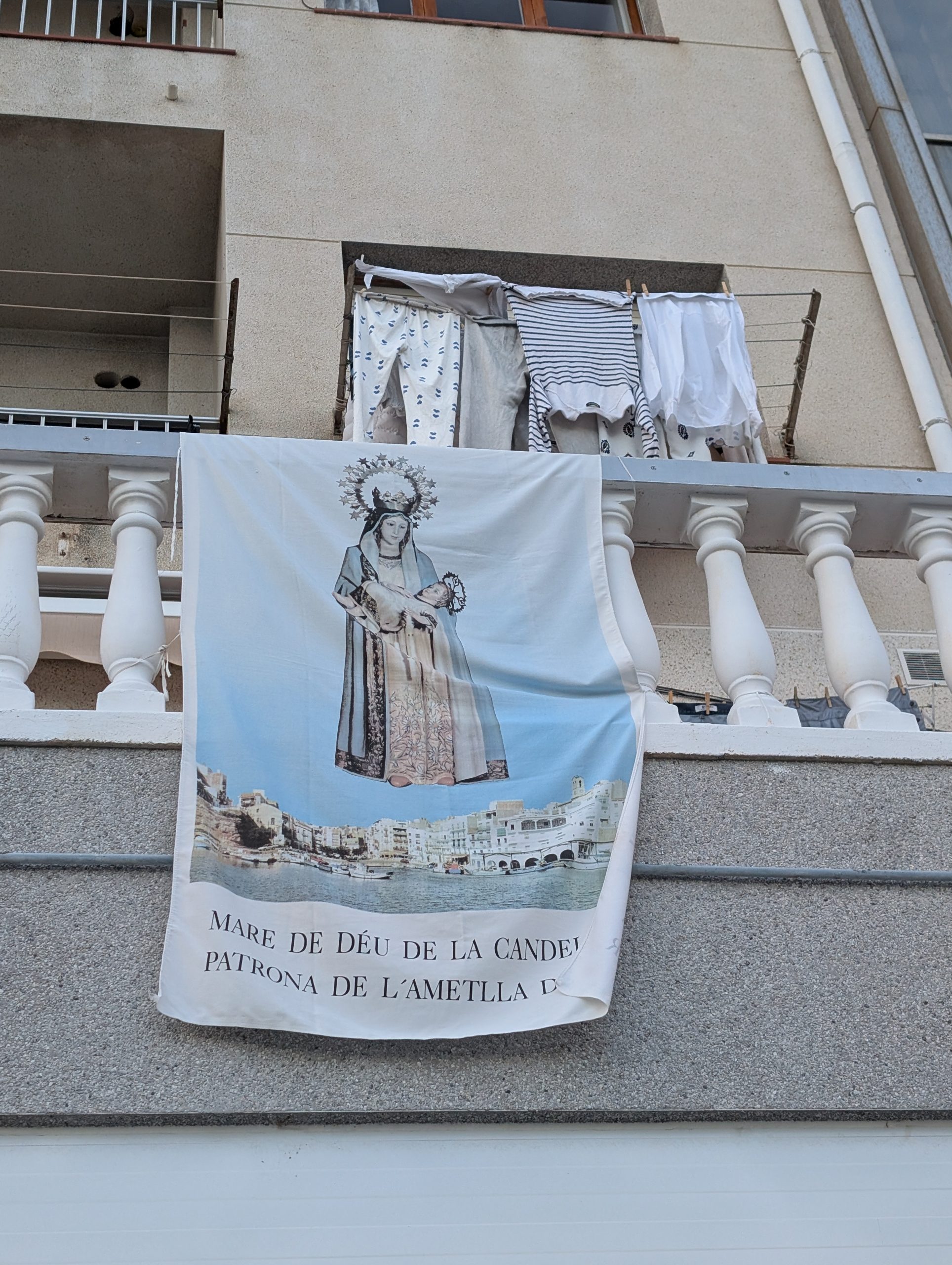 Banner der Mare de Déu de la Candela an einem Balkon