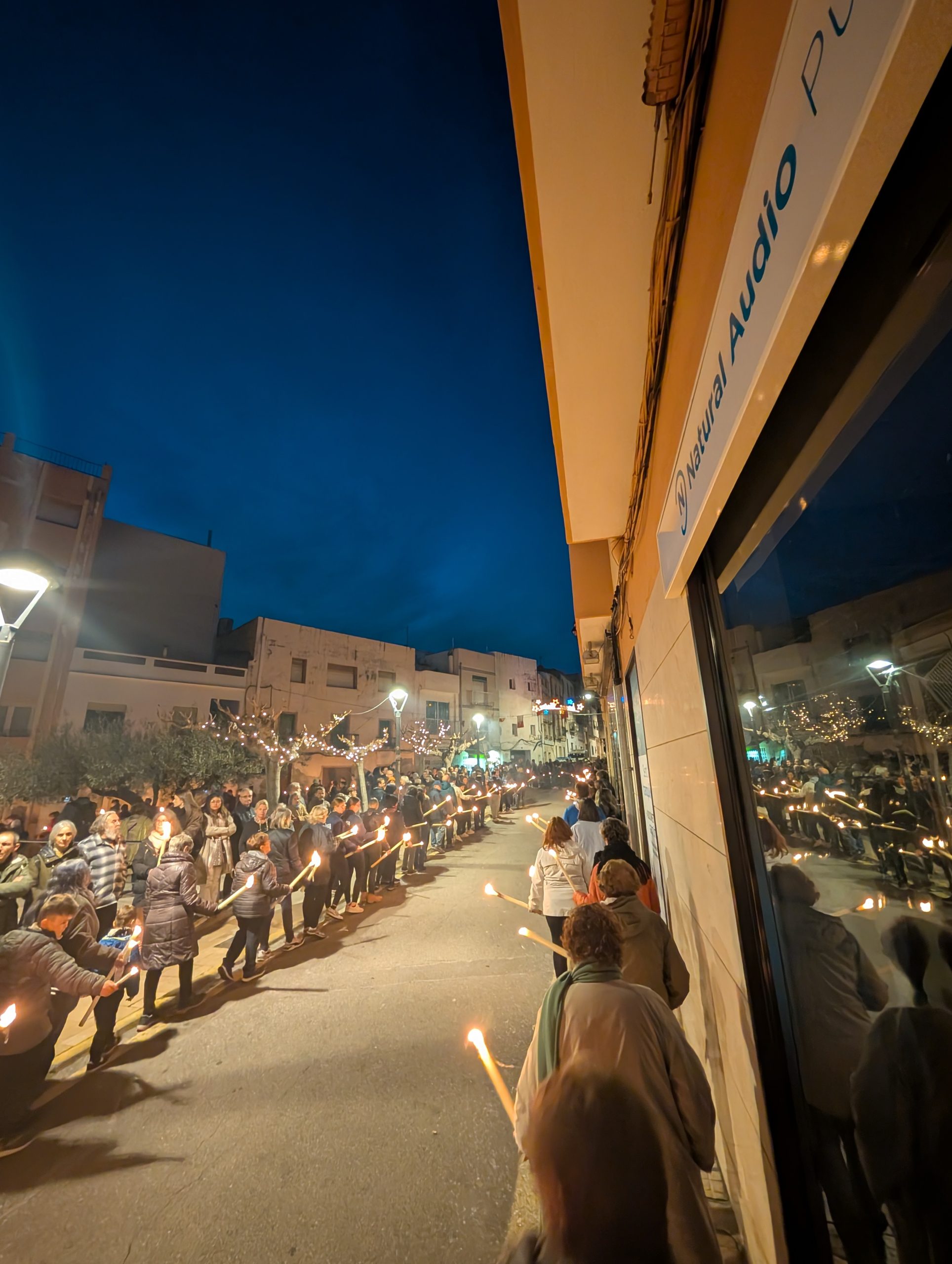 Kerzenprozession am Abend in den Gassen von L'Ametlla de Mar