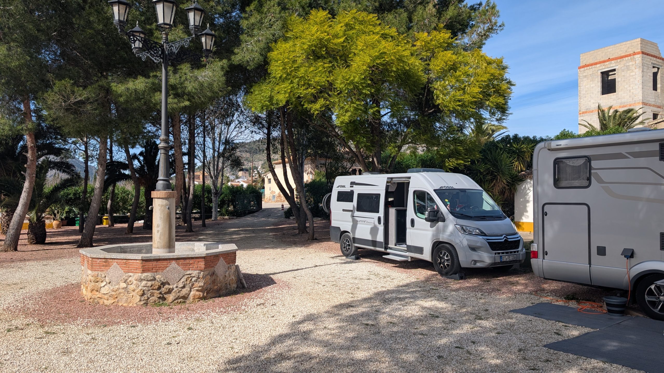 Stellplatz Alcalalí: alte Finca mit Kapelle im Hinterland von Calp