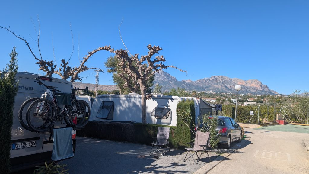 Parzellen mit Hecken auf dem Camping Racó in Benidorm, dahinter Berge