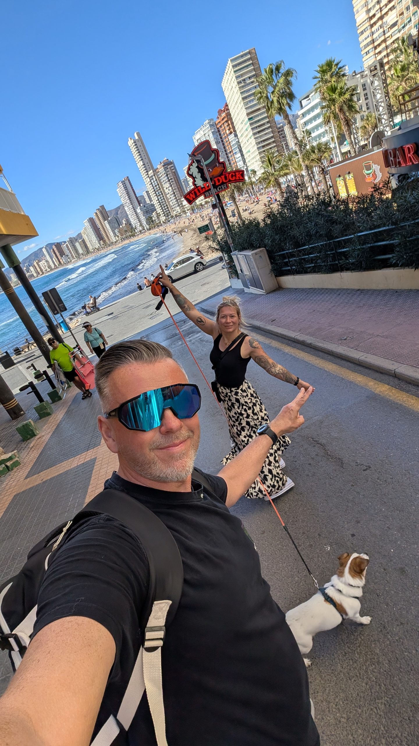 Robert, Eva und Jack Russell Tyson an der Levante-Promenade in Benidorm