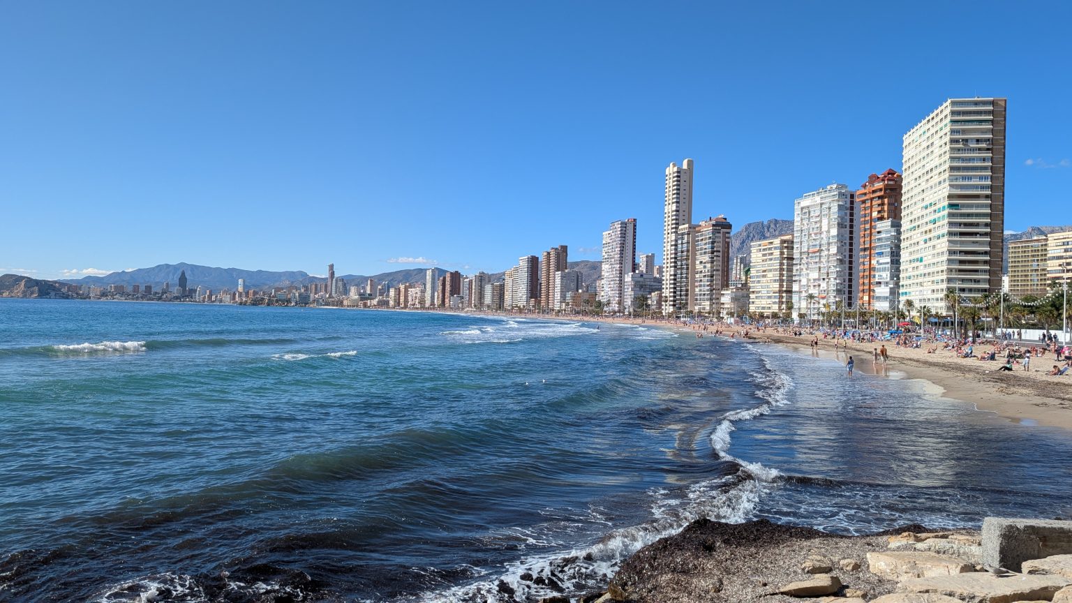 Benidorm am Tag: Levante-Strand mit Hochhäusern