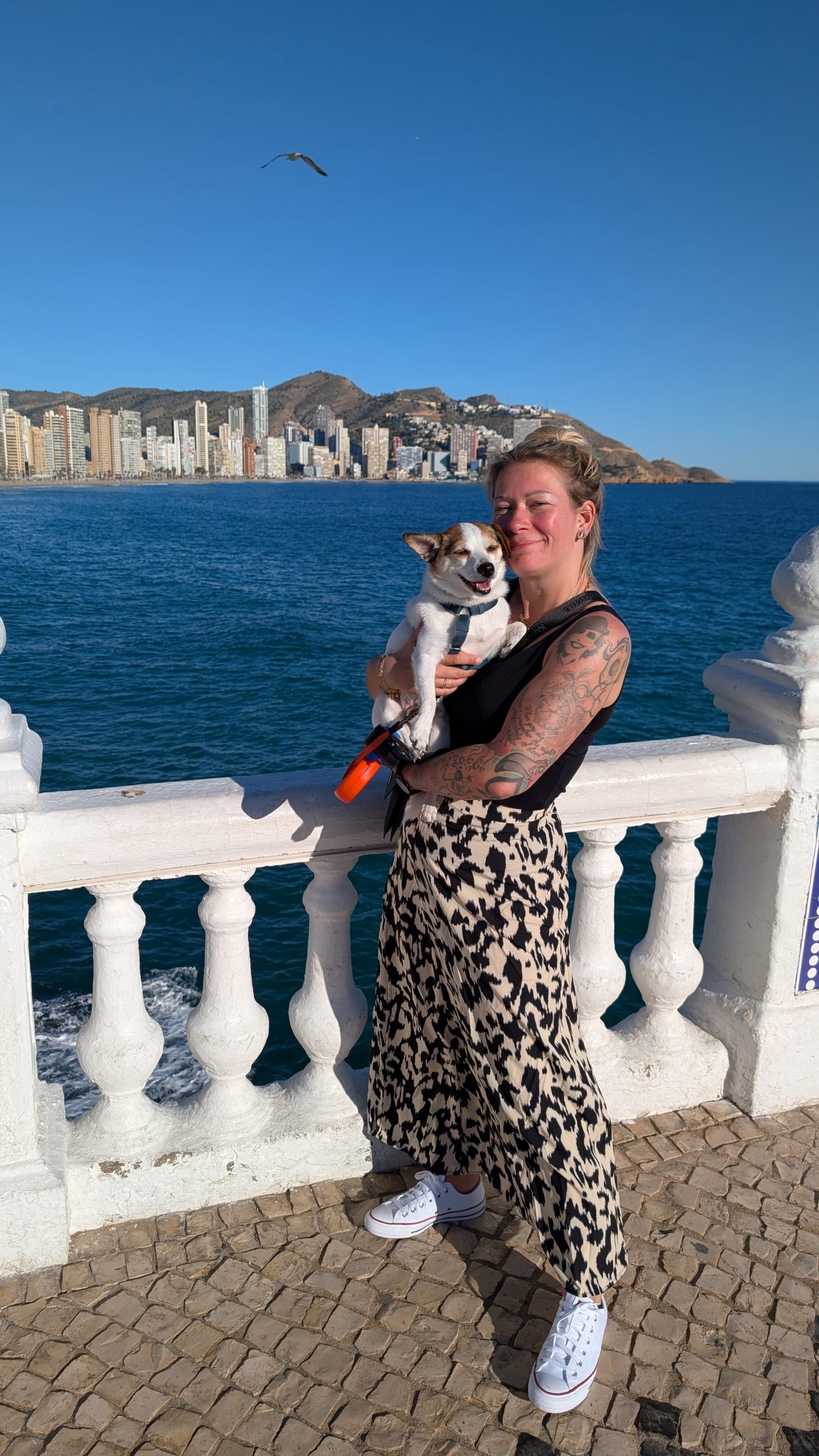 Eva mit Tyson auf dem Arm am weißen Geländer des Balcón del Mediterráneo