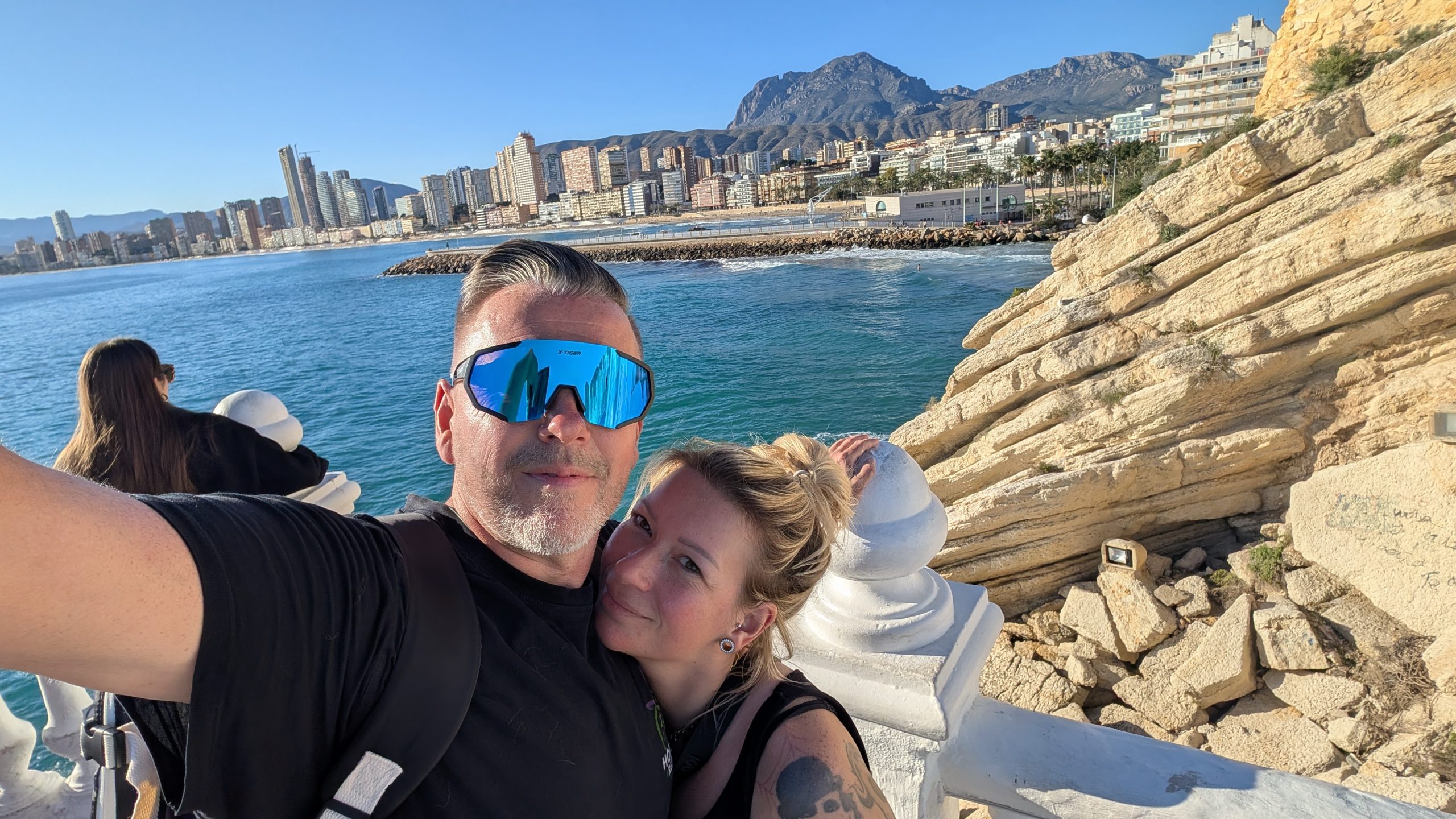 Robert und Eva am Aussichtspunkt Balcón del Mediterráneo, hinten der Poniente-Strand und die Berge