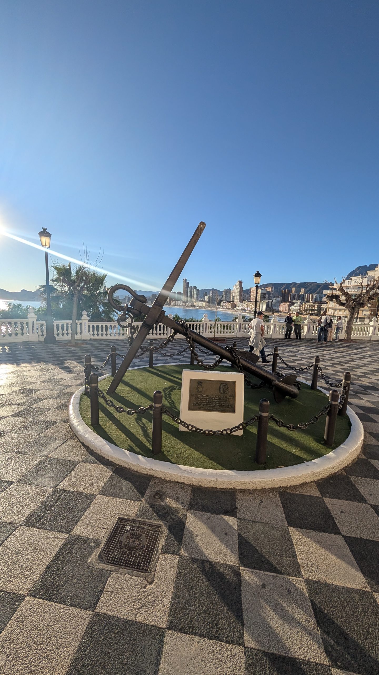 Großer Anker auf schwarz-weißem Pflaster in der Altstadt von Benidorm