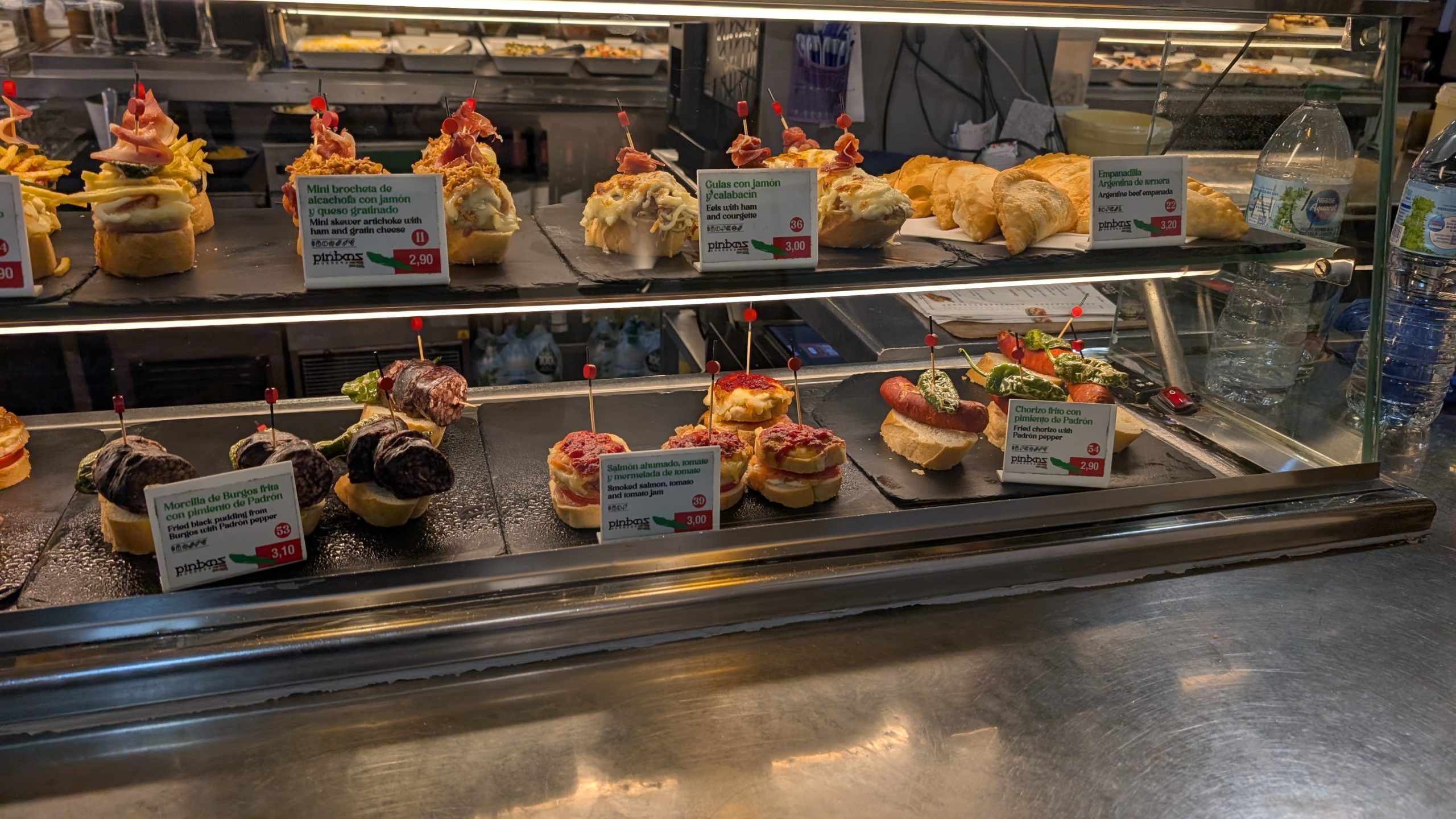 Theke mit Pintxos und Preisschildern im Pintxos Aurrera in Benidorm