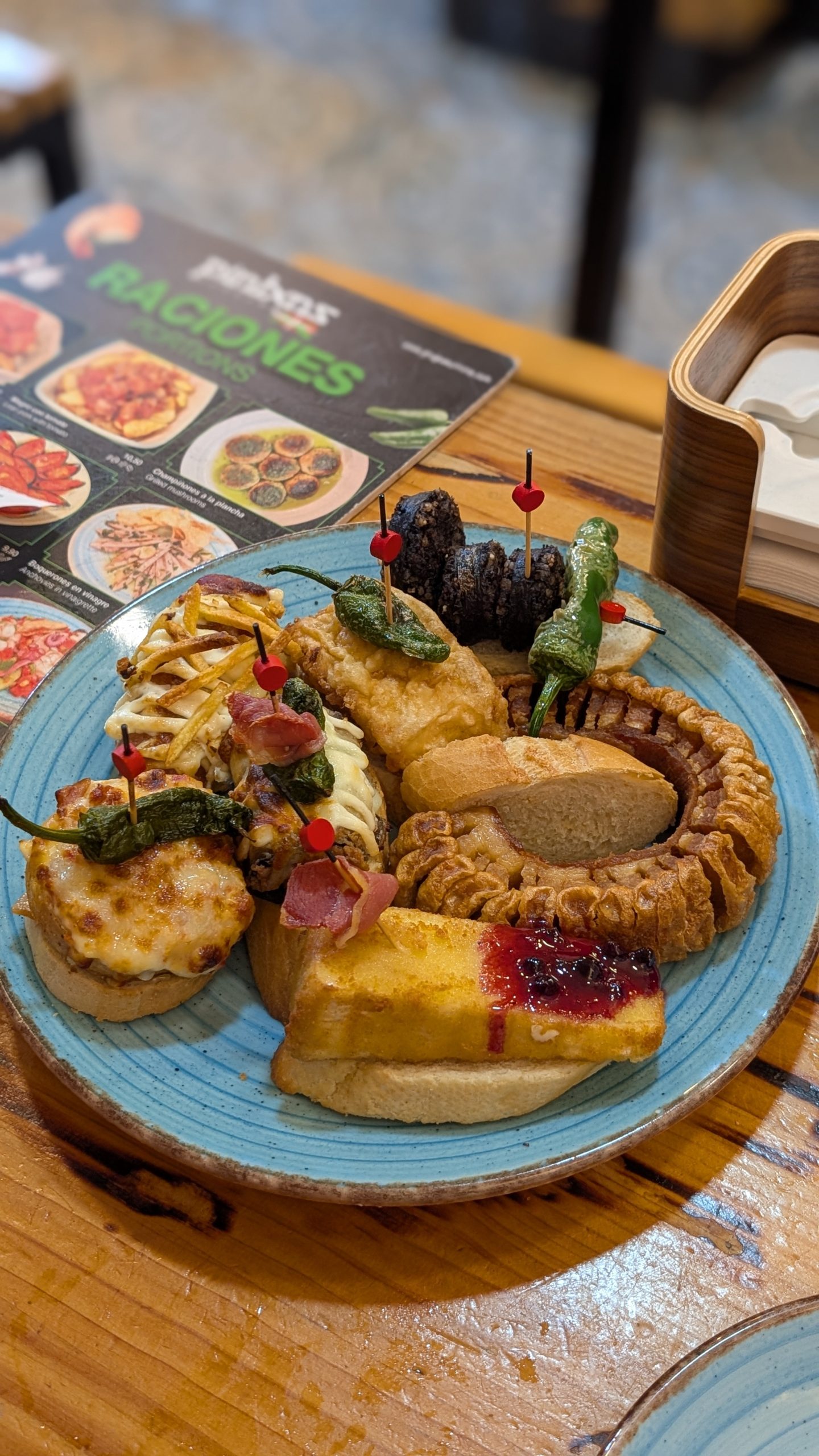 Teller mit verschiedenen Pintxos im Pintxos Aurrera