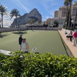Boule-Platz an der Promenade in Calp, dahinter der Peñón d'Ifach