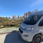 Weißer Kastenwagen am Straßenrand an den Salinas von Calp