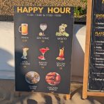 Tafel „Happy Hour“ im Sand, Pinta 2,50 €