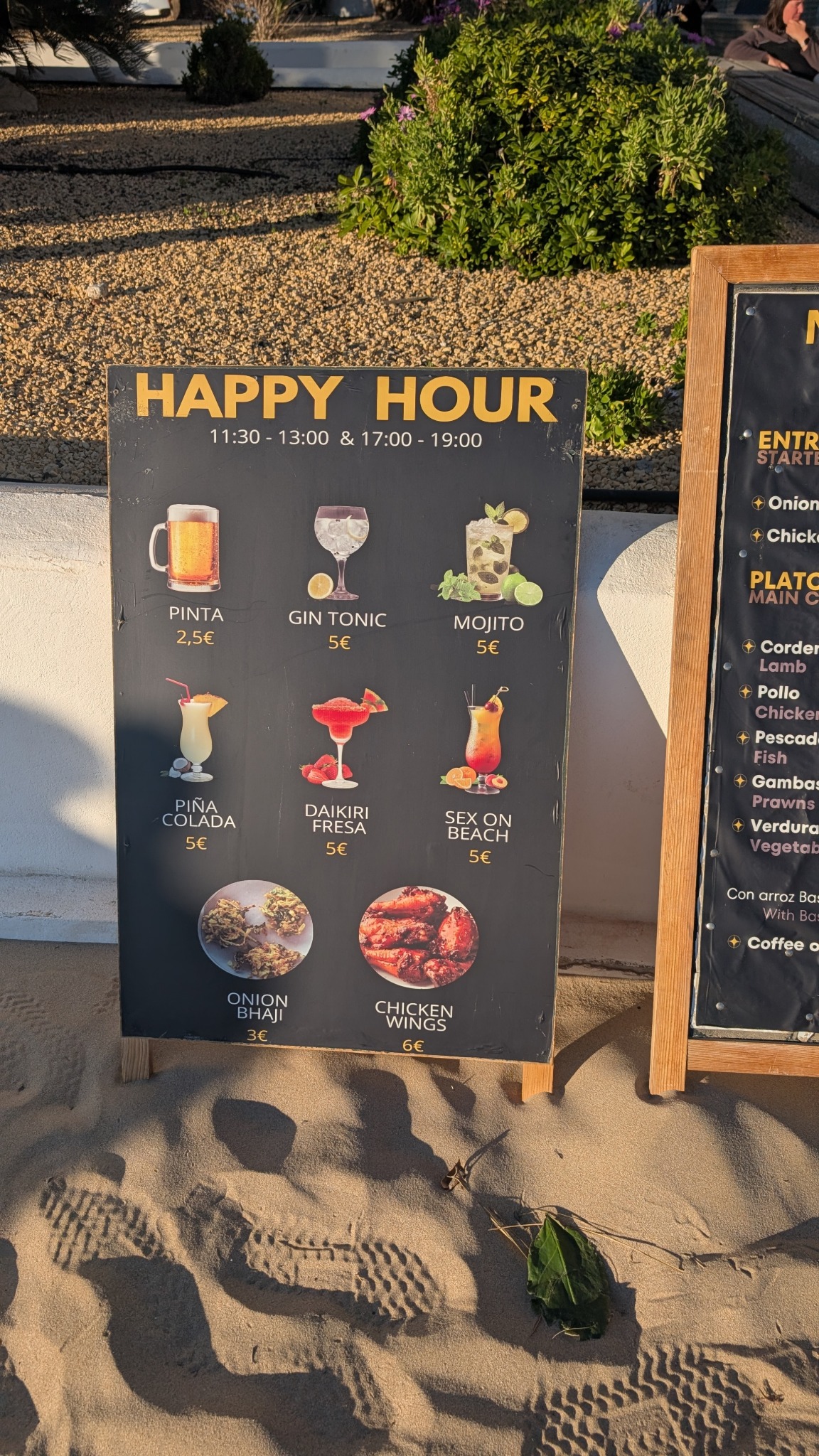 Tafel „Happy Hour“ im Sand, Pinta 2,50 €