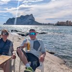 Eva und Robert beim Bier in einer Bucht, hinten der Peñón d'Ifach