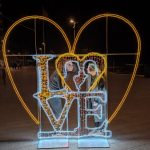 Leuchtendes LOVE-Herz an der Promenade von Calp am Valentinstag