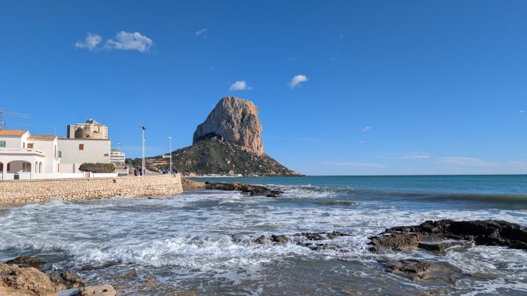 Der Peñón d'Ifach in Calp vom Strand aus, Wellen an den Felsen
