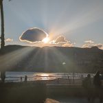 Sonnenuntergang hinter den Bergen an der Promenade von Calp im Februar