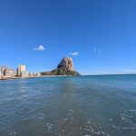 Stadtstrand von Calp mit dem Peñón d'Ifach im Hintergrund