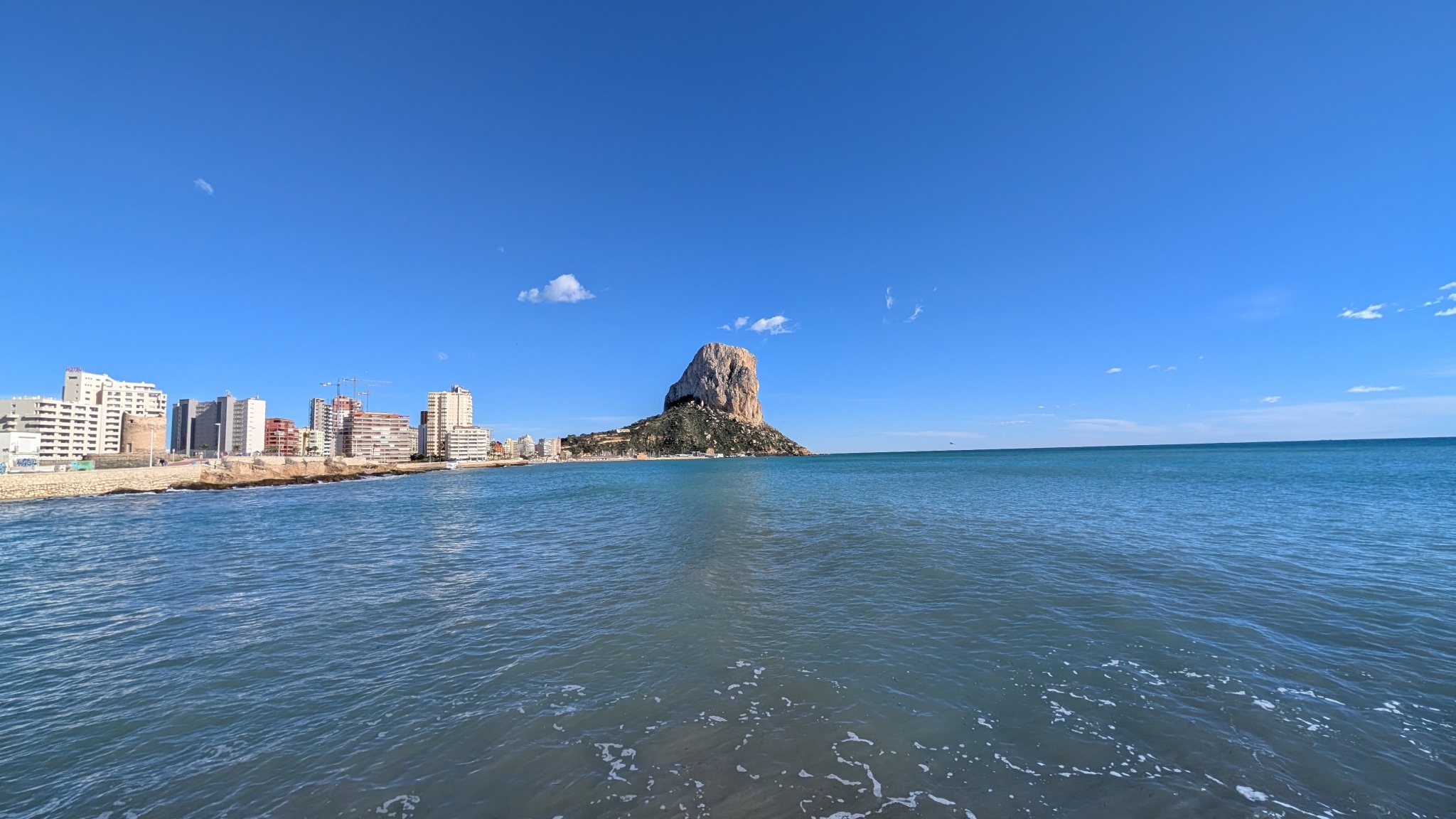 Stadtstrand von Calp mit dem Peñón d'Ifach im Hintergrund