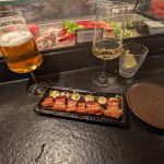 Bier, Wein und Tapas auf dem Tresen einer Bar in Calp am Abend
