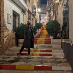 Die Spanische Treppe (Carrer Puchalt) in der Altstadt von Calp: Stufen in Rot und Gelb, abends