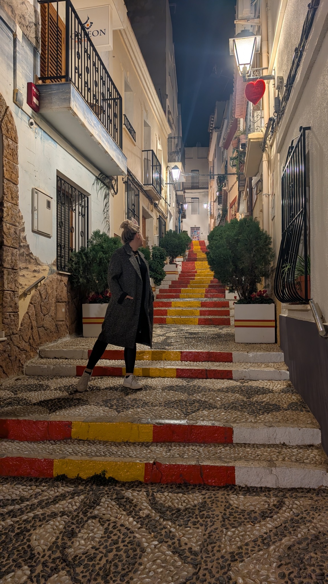 Die Spanische Treppe (Carrer Puchalt) in der Altstadt von Calp: Stufen in Rot und Gelb, abends