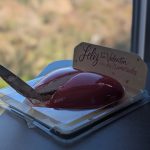 Herzförmige Torte von Mercadona auf dem Tisch im Camper, draußen die Salinas