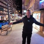 Robert abends vor einem Friseurladen in Calp – Standbild aus unserem Video