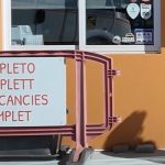 Schild „Completo – Komplett – No vacancies“ an einer Rezeption in Calp – Standbild aus unserem Video