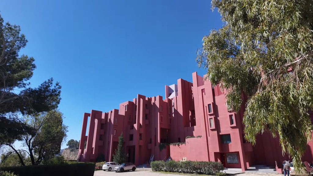 Die rote Muralla Roja in Calp zwischen Bäumen – Standbild aus unserem Video